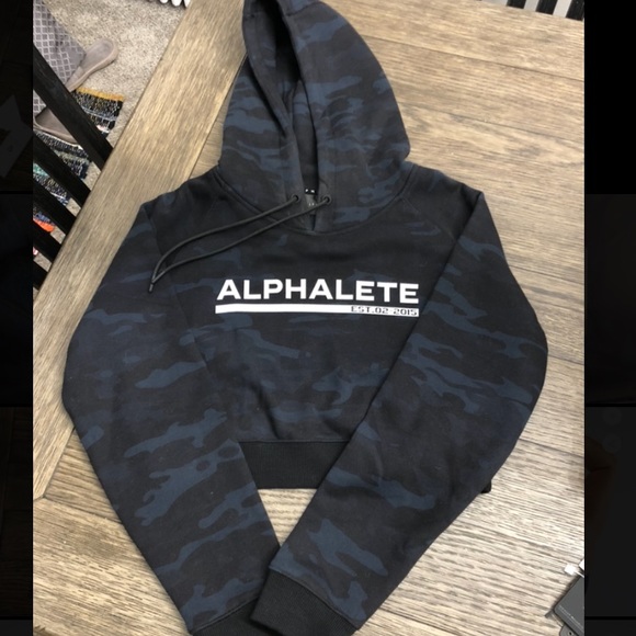 NEW Alphalete Camo Cropped Hoodie - Picture 2 of 6